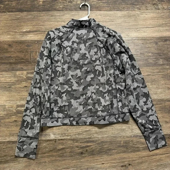 Spyder Gray Camo Women's Cropped Half Zip Top Size Large - Picture 2 of 5